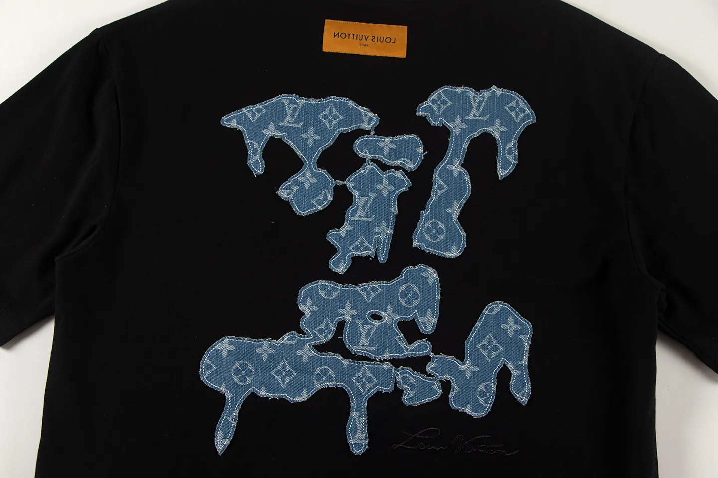 🅿️170 louis vuitto*2026 latest short-sleeved T-shirt (cow embroidery) Material: Made of high version 300g double yarn combed cotton Size: S M L XL Color: black and white Style number: W2638